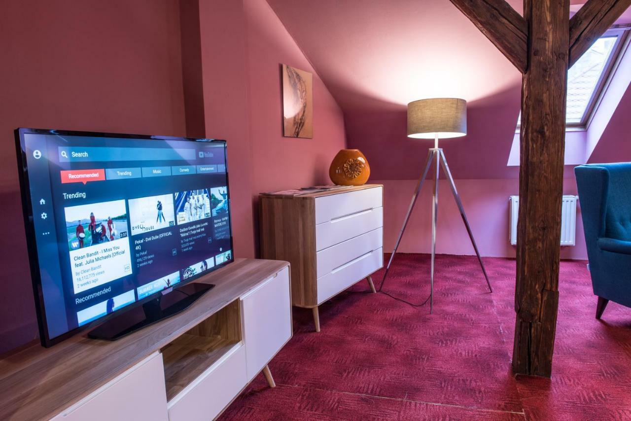 Spacious&Quiet Attic Flat in Centre + PARKING Praga Exterior foto